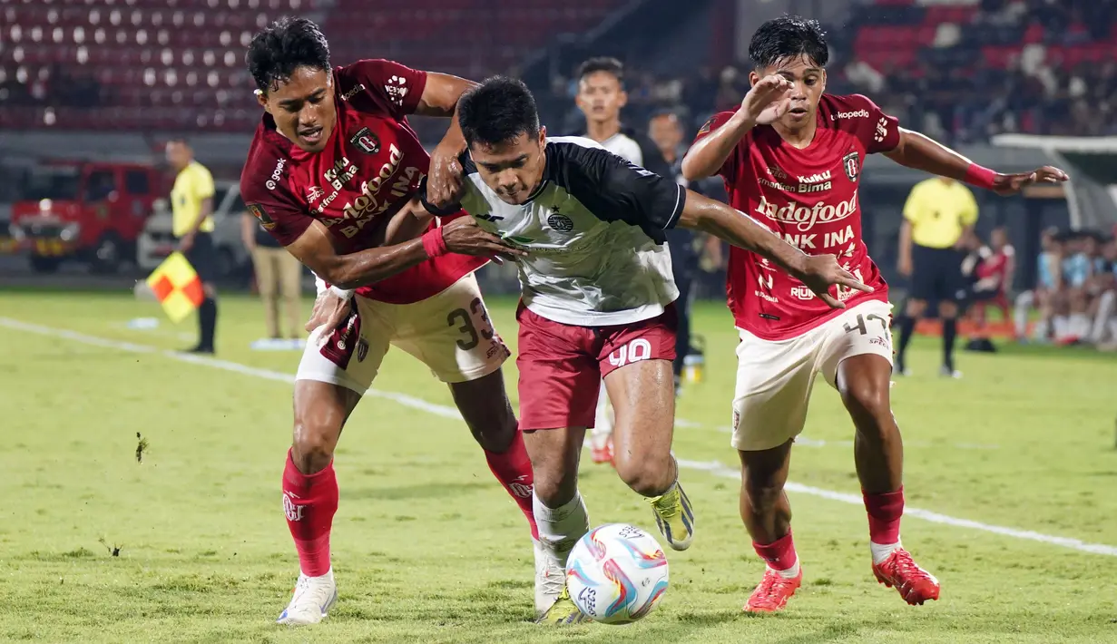 Pemain Persija Jakarta, Aji Kusuma (tengah) berebut bola dengan pemain Bali United, I Made Andhika Pradana Wijaya (kiri) dan Rahmat Arjuna Reski pada laga lanjutan Grup B Piala Presiden 2024 di Stadion I Wayan Dipta, Bali, Jumat (26/07/2024). (Dok. Persija Jakarta)