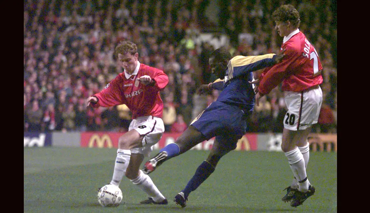 Gelandang Manchester United, Nicky Butt (kiri) berebut bola dengan bek AS Monaco, Djibril Diawara pada laga leg kedua perempatfinal Liga Champions 1997/1998 di Old Trafford Stadium, Manchester (18/3/1998). Setelah tak bertuan pada 1995/1996 selepas kepergian Paul Ince, Nicky Butt mewarisi jersey bernomor punggung 8 pada 1996/1997 hingga 2003/2004. Pada awal musim 2004/2005 Nicky Butt hijrah ke Newcastle United. (AFP/Gerry Penny)