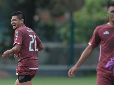 Bambang Pamungkas tertawa bersama rekannya saat sesi latihan jelang  Piala AFC 2018 di Lapangan ABC, Senayan, Jakarta (27/2/2018). Persija melawan Tampines Rovers pada 28 Februari 2018. (Bola.com/Nick Hanoatubun)