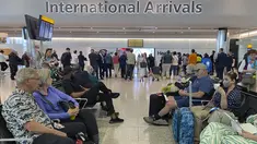 Penumpang tiba di Bandara Heathrow, di London, Sabtu, 27 Mei 2023. Penumpang yang terbang ke Inggris menghadapi penundaan pemeriksaan paspor karena gerbang elektronik atau e-gate tidak berfungsi. (AP Photo/Kin Cheung)
