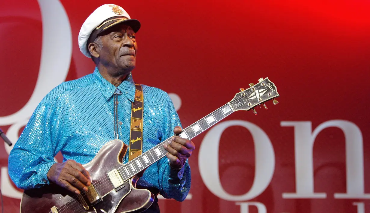 Musisi legendaris AS, Chuck Berry saat tampil di panggung Sesi Avo, Swiss (13/11/2007). Chuck Berry meninggal dunia di usia 90 tahun di Kota St Louis pada Sabtu (18/3/2017). (AP Photo)