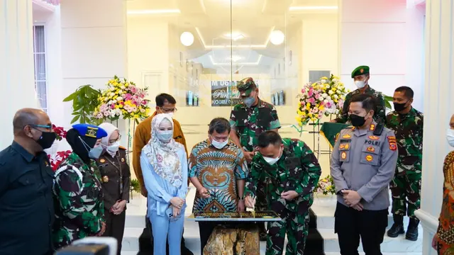 Bupati Garut Rudy Gunawan dan Dandim 0611 Garut menekan tombol peresmian gedung baru Kodim 0611 Garut, Jawa Barat.