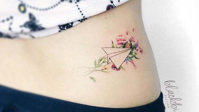 Tato Tema Traveling Ini Sederhana Tapi Keren Banget Fashion Fimela Com Sentuhan tato temporer dengan motif menarik di tubuh anda dapat membuat penampilan anda saatnya menemukan tato temporer favorit anda untuk membuat penampilan menjadi lebih deskripsikan diri anda cukup dengan menggunakan tato ini. tato tema traveling ini sederhana tapi