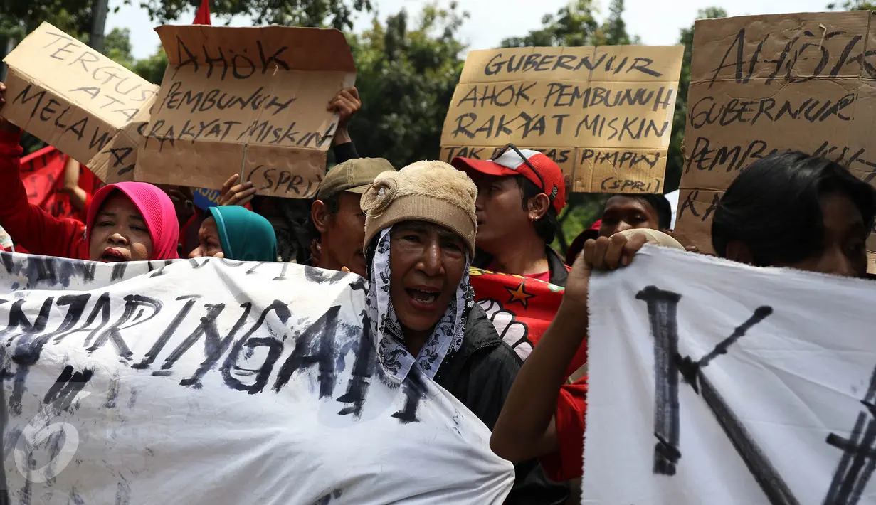 Warga penghuni kolong tol Wiyoto Wiyono membawa berbagai atribut saat unjuk rasa di Balai Kota DKI Jakarta, Rabu (16/3).  Mereka menuntut agar Gubernur Ahok membatalkan rencana penggusuran di lokasi tempat mereka tinggal. (Liputan6.com/Immanuel Antonius)