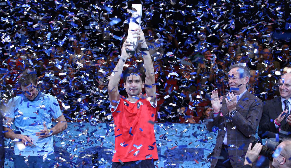 David Ferrer mengangkat trofi juara Erste Bank Open 2015 di Stadthalle Arena, Wina, Austria, Minggu, (25/10/2015) malam WIB. (Bola.com/Reza Khomaini)