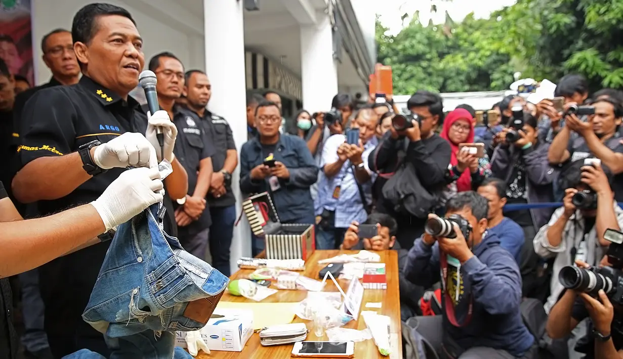 Polisi menunjukkan barang bukti yang berhasil ditemukan dalam penggrebekan rumah Elvi Sukaesih. Celana, hanphone, sabu dan beberapa peralatan untuk menggunakan sabu. (Bambang E Ros/Bintang.com)