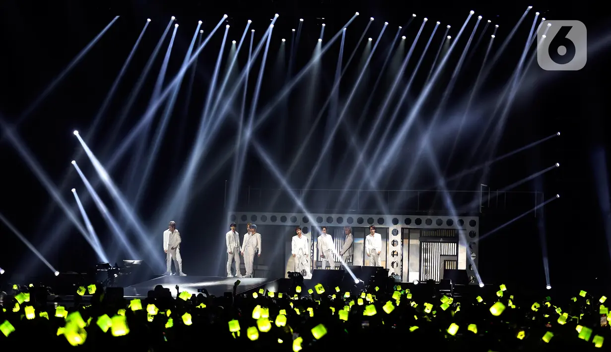 Grup idola K-Pop NCT 127 tampil dalam tur konser dunia kedua bertajuk "NEO City: Jakarta - THE LINK" di ICE BSD City, Tangerang, Banten, Jumat (4/11/2022). Tampil dalam balutan busana serba putih, NCT 127 membawakan sejumlah lagu di antaranya 'Kick It' dan 'Lemonade'. (Liputan6.com/Johan Tallo)