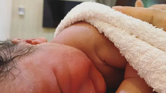 [Fimela] Istri Raditya Dika Melahirkan Anak Kedua