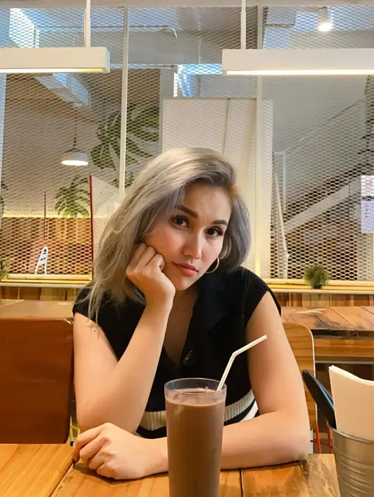 Silver mampu berikan kesan modern dan lebih segar pada tampilan. (Foto: Instagram/ Ayu Ting Ting).