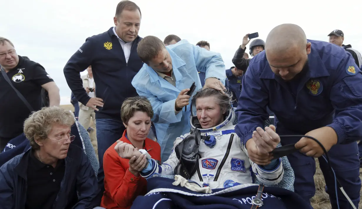 Kosmonot Rusia Gennady Padalka menjalani pemeriksaan medis usai mendarat di dekat kota Dzhezkazgan, Kazakhstan, Sabtu (12/9/2015). Padalka memimpin ekspedisi ke-44 di International Space Station (ISS). (REUTERS/Yuri Kochetkov/Pool)