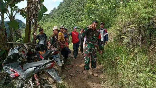 Menderita Komplikasi, Kakek 100 Tahun di Majene Ditandu Puluhan Kilometer