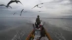 Pengunjung memberi makan burung camar di Danau Innlay yang terkenal di negara bagian Shan selatan, Myanmar, Sabtu (15/1/2022). Danau ini merupakan danau terbesar kedua di Myanmar dengan luas mencapai 116,3 kilometer persegi. (AP Photo)