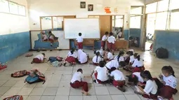 Siswa kelas II SDN Kertajaya 2 mengikuti aktivitas belajar di lantai kelas, di Rumpin, Bogor, Senin (3/9). Tidak tersedianya meja dan kursi di tiga ruang kelas menyebabkan mereka belajar di lantai selama lebih dari 3 tahun. (Merdeka.com/Arie Basuki)