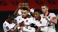 Striker Nice, Amine Gouiri (tengah) melakukan selebrasi usai mencetak gol pertama timnya melalui eksekusi penalti ke gawang Rennes dalam laga lanjutan Liga Prancis 2020/21 pekan ke-27 di Roazhon Park Stadium, Rennes, Jumat, (26/2/2021). Nice menang 2-1 atas Rennes. (AFP/Damien Meyer)