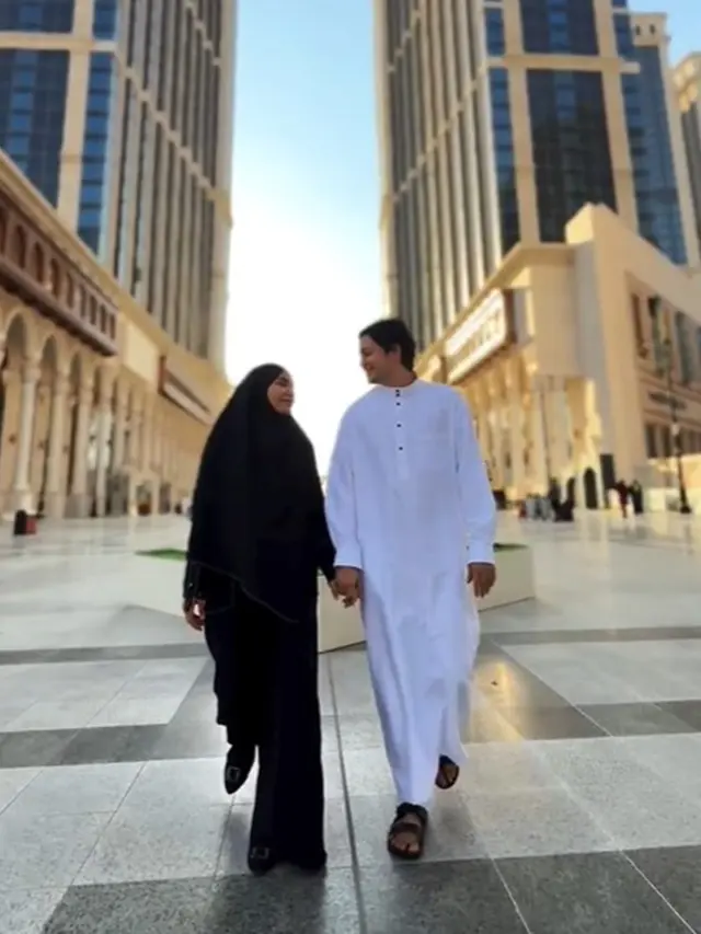 6 Potret Andrew Andika dan Violentina Kaif Umrah, Pamer Buku Nikah di Depan Ka'bah