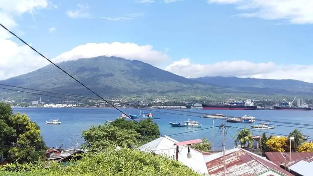 Ramainya aktifitas di Selat Lembeh yang menghubungkan Pulau Lembeh dan Kota Bitung, Sulut.