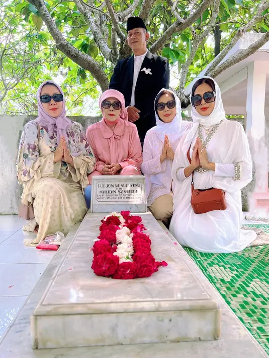 Nyekar ke makam sang ayah di Lebaran pertama, Diah Permatasari tampil cantik dengan gamis putih. [@dps_diahpermatasari]