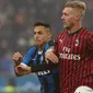 Penyerang sayap Inter Milan, Alexis Sanchez berebut bola dengan bek AC Milan, Simon Kjaer pada laga pekan ke-23 Serie A di Giuseppe Meazza, Minggu (9/2/2020). Sempat tertinggal, Inter Milan sukses mengemas kemenangan 4-2 dari rival sekota AC Milan. (AP/Antonio Calanni)