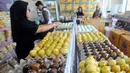 Telur asin dijual di salah satu toko sekaligus produsen telur asin Ridho Jaya di Brebes, Jawa Tengah, Jumat (26/5/2023). Seiring intensitas penggunaan Tol Trans Jawa yang semakin tinggi, produksi telur asin saat ini meningkat hingga 50 ribu butir per bulan. (merdeka.com/Arie Basuki)