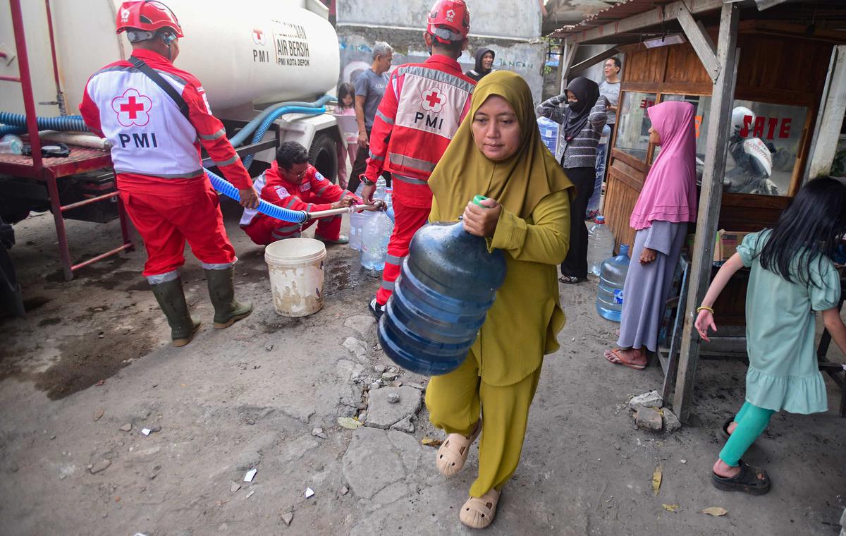 PMI Distribusikan Air Bersih bagi Korban Kekeringan di Depok