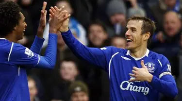 Everton&#039;s forward Jo celebrates scoring against Bolton Wanderers with Phil Neville during their EPL football match at Goodison Park in Liverpool, north west England on February 7, 2009. AFP PHOTO/PAUL ELLIS