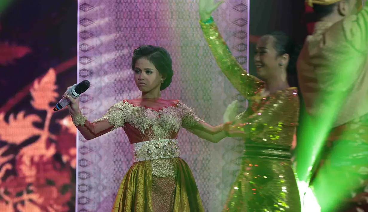 "Saya setuju dengan Inul, kelebihan kamu yang menonjol kamu berkarakter, nggak menyamakan sama karakter yang menyanyikannya, tapi artikulasi cengkok dan vibrasi itu bertabrakan, tadi kamu tampak kesulitan," ucap Iyeth Bustami. (Deki Prayoga/Bintang.com)