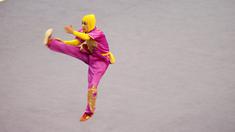 Atlet Wushu dari Iran, Hanieh Rajabi beraksi pada Kejuaraan Dunia Wushu 2015 di Istora, Senayan, Jakarta, Sabtu(14/11/2015). (Bola.com/Nicklas Hanoatubun)