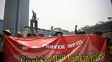 Sejumlah massa dari para nelayan melakukan aksi unjuk rasa damai di Bundaran HI, Jakarta, (15/10/14). (Liputan6.com/Faizal Fanani)