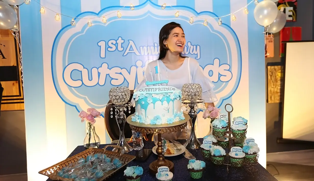 Untuk bisa lebih dekat dengan para penggemarnya, Cut Syifa dan dari beberapa komunitas menyepakati membuat Cut Syifa Friends. Nama itu sebagai satu komunitas resmi penggemar anak bungsu dari tiga bersaudara itu. (Bambang E Ros/Bintang.com)