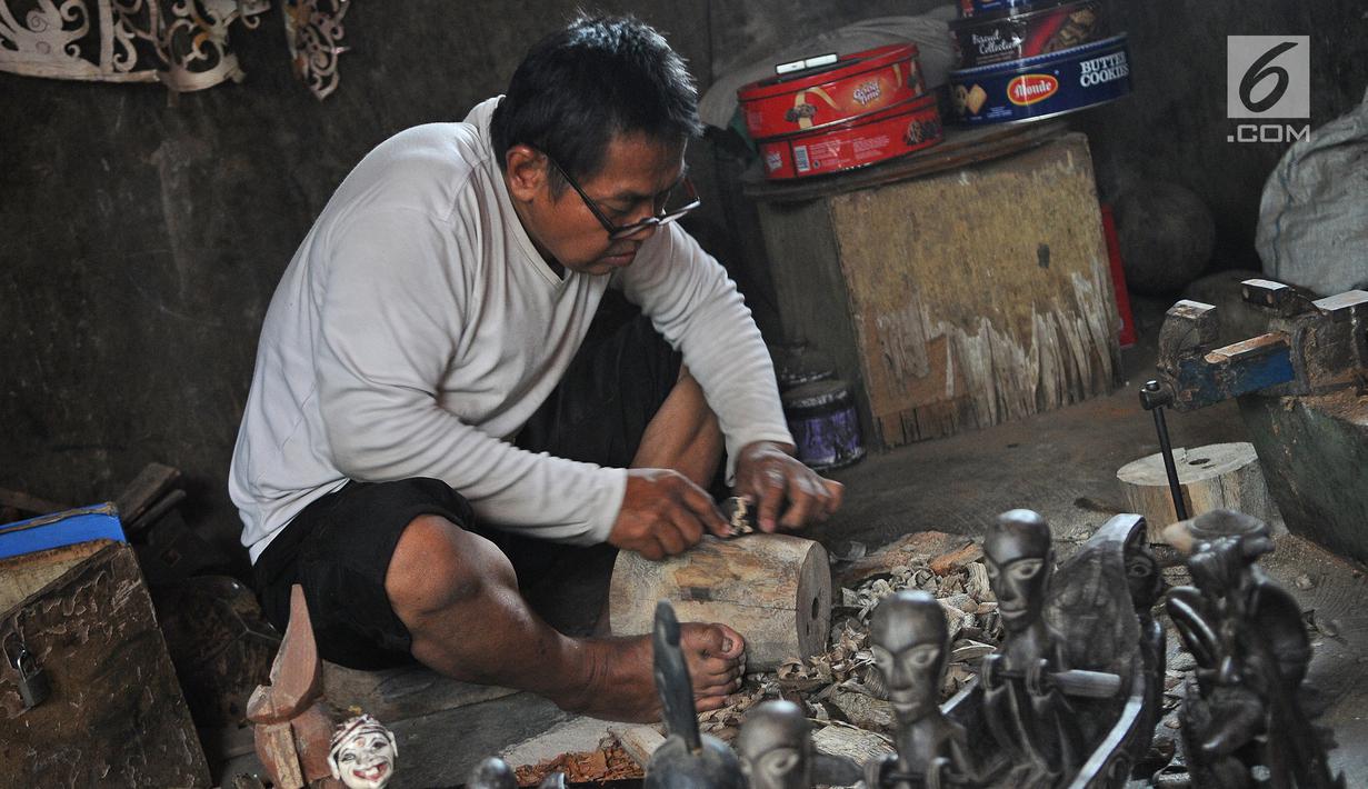 FOTO: Melestarikan Budaya Melalui Patung Ukiran Kayu ...