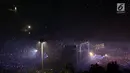 Ribuan warga memadati panggung hiburan malam pergantian tahun baru 2018 di kawasan silang Monumen Nasional (Monas), Jakarta, Senin (1/1/2018). (Liputan6.com/Johan Tallo)
