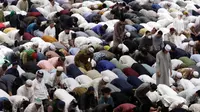 Umat muslim melaksanakan sholat Idul Fitri di Masjid Istiqlal, Jakarta, Senin (2/5/2022). Ribuan umat muslim melaksanakan sholat Idul Fitri 1443 H dengan penuh khidmat. (Liputan6.com/Helmi Fithriansyah)