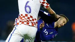 Pemain Yunani, Kostas Fortounis berebut bola dengan pemain Kroasia, Dejan Lovren pada leg pertama playoff Piala Dunia 2018 di Stadion Maksimir, Zagreb, Jumat (10/11). Kroasia memperbesar peluangnya lolos ke putaran final usai menang 4-1. (AP/Darko Bandic)