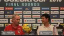 Alfred Riedl dan Nguyen Huu Thang terlihat bercanda saat mengikuti press conference jelang Semifinal AFF Cup 2016 di Aston Hotel, Sentul, (2/12/2016). (Bola.com/Nicklas Hanoatubun)