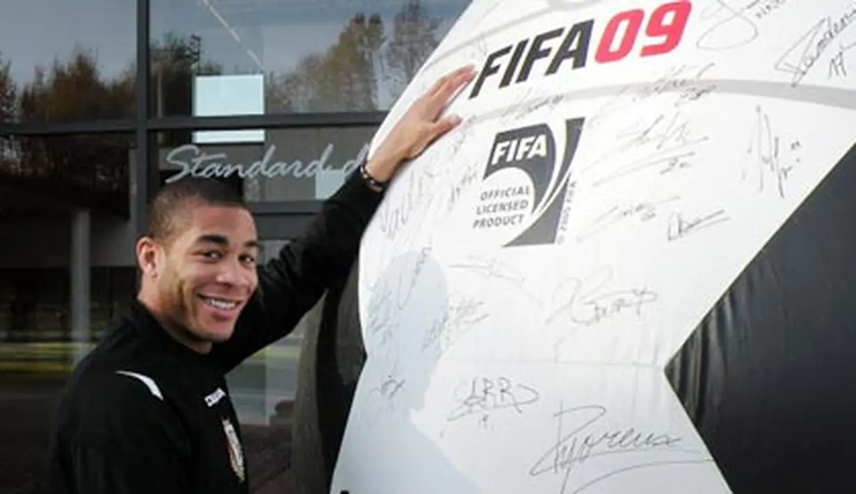 Standard's player Oguchi Onyewu signed a giant soccer ball, Wednesday 29 October 2008, in front of the Academie Robert Louis Dreyfus, in Angleur. BELGIA PHOTO HAND OUT