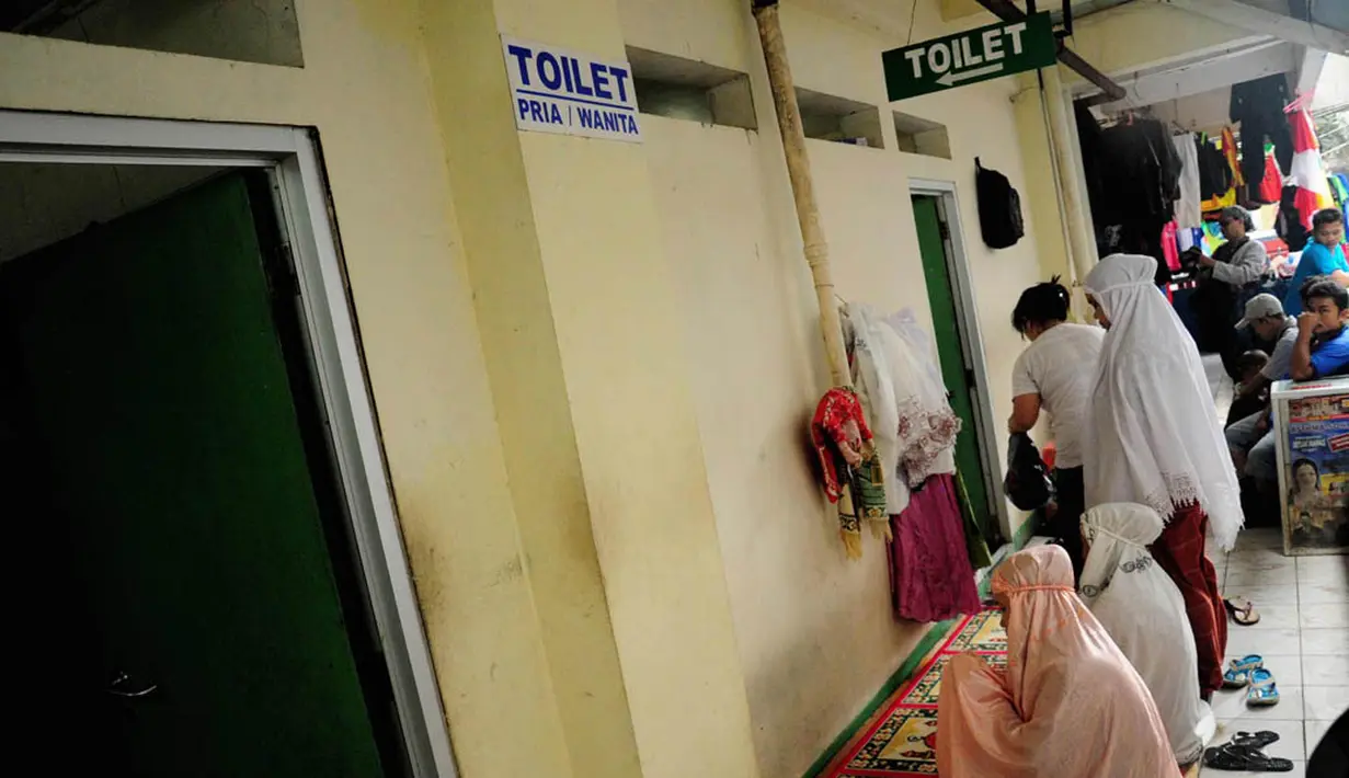 Usai sholat, pedagang ini pun tidak lupa untuk memanjatkan doa. (Liputan6.com/ Faizal Fanani)