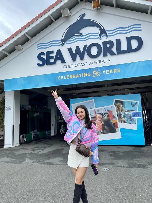 Tampil Stylish, Ini 7 Potret Angie Marcheria Saat Liburan ke Australia