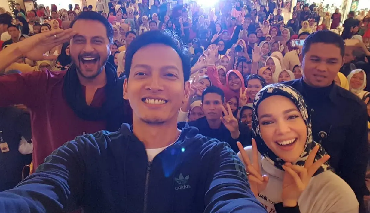 Di akun Instagram Ayat-Ayat Cinta 2 itu sendiri terlihat antusias penonton memang begitu tinggi. Di hari pertama saja, film tersebut sudah ditonton sebanyak 200.000 penonton. (Instagram/filmaac2)