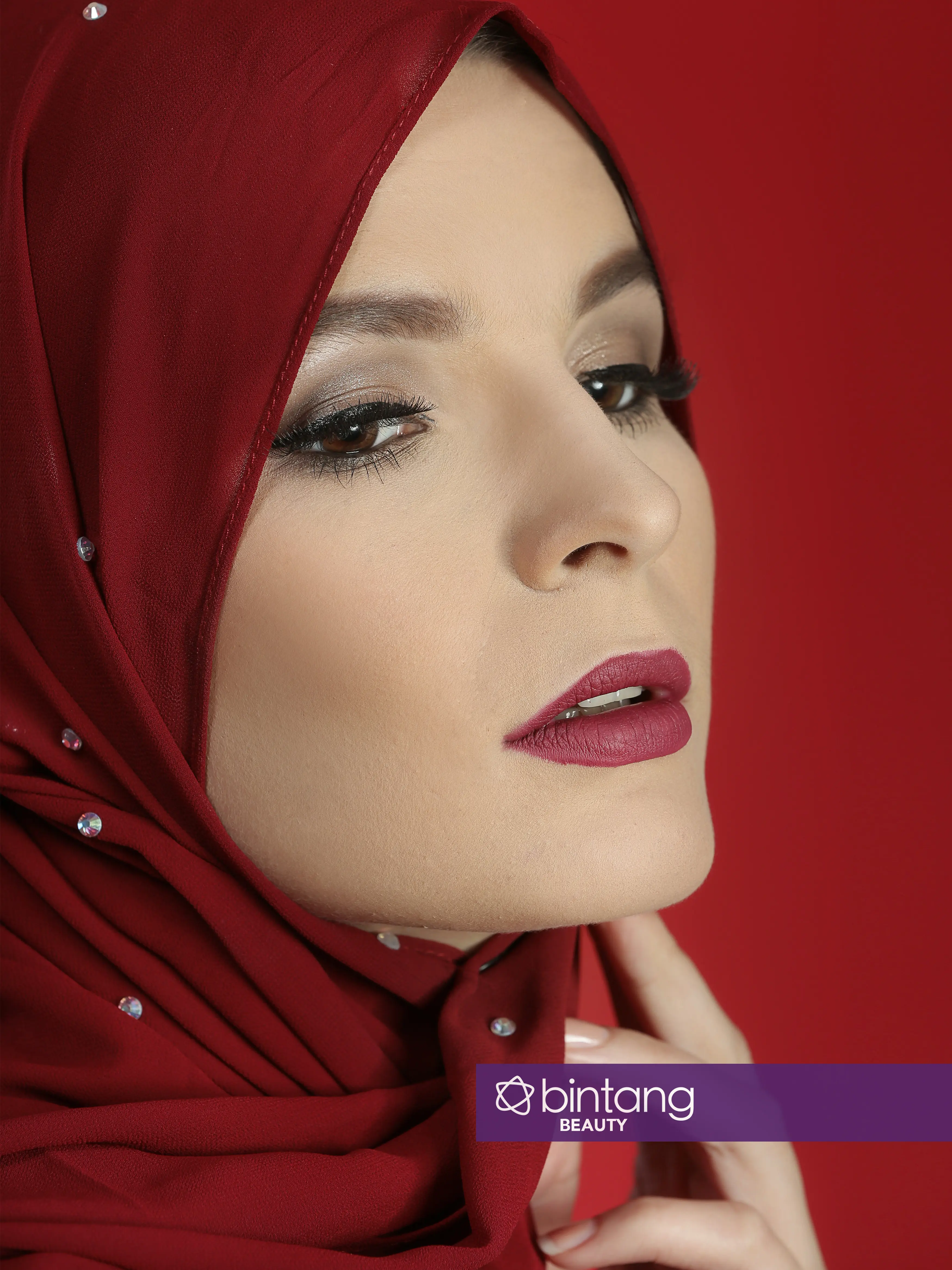 Bukan hanya natural look, tampilan makeup bold di Idul Fitri juga kece kok. (Foto: Bambang E. Ros/Bintang.com, Digital Imaging: Muhammad Iqbal Nurfajri/Bintang.com, Stylish: Indah Wulansari/Bintang.com, Makeup: @lilyrahmanmua, Model: Liliia).