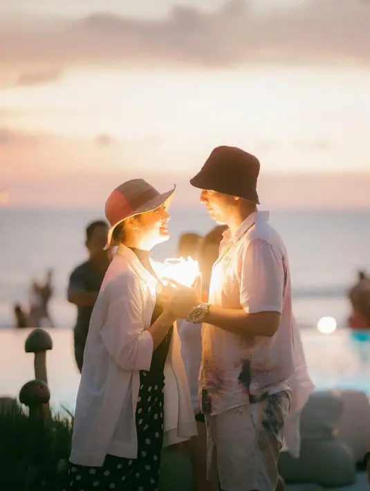 Pemain sinetron “Perempuan Pilihan” ini terlihat memakai topi besar untuk menyamarkan rambutnya. Kendati demikian, masih tampak beberapa helai rambut dan telinga juga leher Biby Alraen yang jadi sorotan. (Liputan6.com/IG/@bibyalraen13).