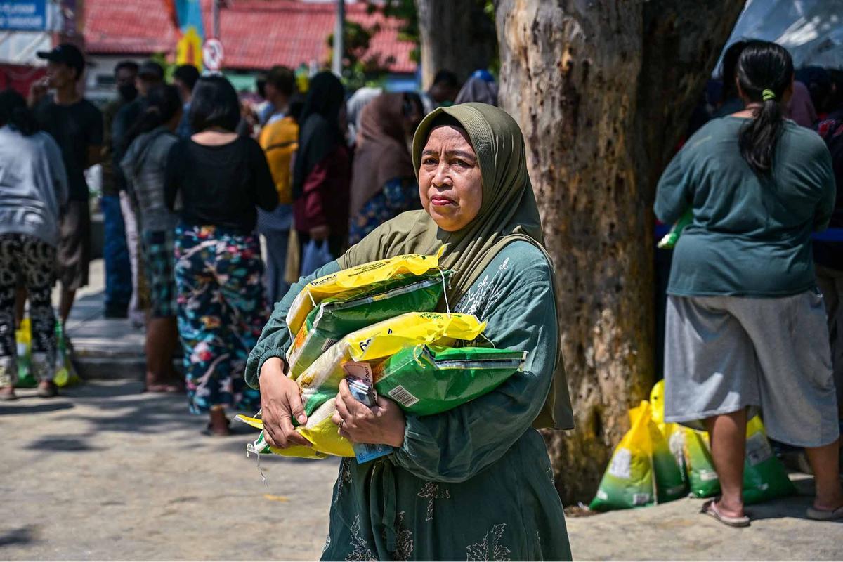 FOTO: Antrean Panjang di Surabaya, 10 Ton Beras Murah Ludes Diserbu Warga