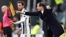Gaya pelatih Juventus, Massimiliano Allegri memberikan arahan kepada timnya saat melawan Atalanta pada lanjutan Serie A di Allianz Stadium, Turin, (14/3/2018). Juventus menang 2-0. (Alessandro Di Marco/ANSA via AP)