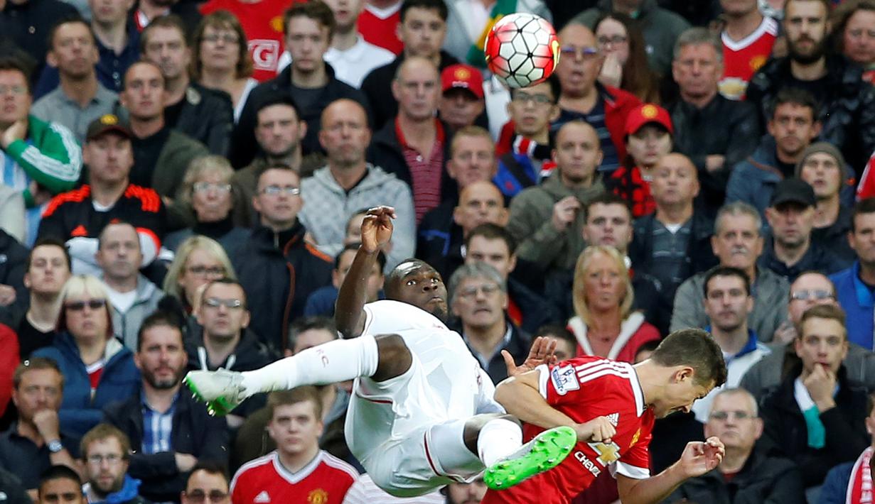 Pemain Liverpool, Christian Benteke mencetak gol akrobatik ke gawang MU di Stadion Old Trafford, Inggris. Sabtu (12/9/2015). (Action Images via Reuters/Carl Recine)