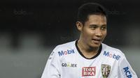 Gelandang Bhayangkara FC, Evan Dimas, usai tampil melawan Bali United pada laga Liga 1 Indonesia di Stadion Patriot, Bekasi, Jumat (29/9/2017). Bhayangkara menang 3-2 atas Bali. (Bola.com/Vitalis Yogi Trisna)