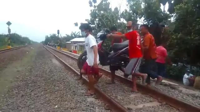 Warga Neka Lewat Rel Kereta Api Demi Bisa Masuk Kota Cirebon