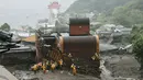 Tim penyelamat melakukan operasi pencarian di lokasi tanah longsor di Atami, Minggu (4/7/2021). Pemerintah menurunkan sekitar 700 orang dari polisi prefektur Shizuoka, petugas pemadam kebakaran dan militer Jepang melanjutkan upaya pencarian dan penyelamatan korban. (Kyodo News via AP)