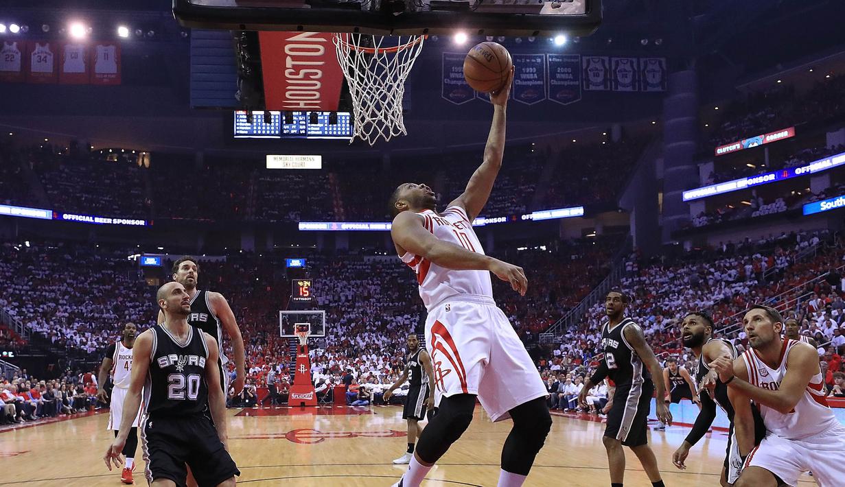 Pebasket Houston Rockets, Eric Gordon, berusaha memasukan bola saat pertandingan melawan San Antonio Spurs pada laga Gim 3 semifinal Wilayah Barat di Toyota Center, Jumat (5/5/2017). San Antonio Spurs menang 103-92. (AFP/Ronald Martinez)