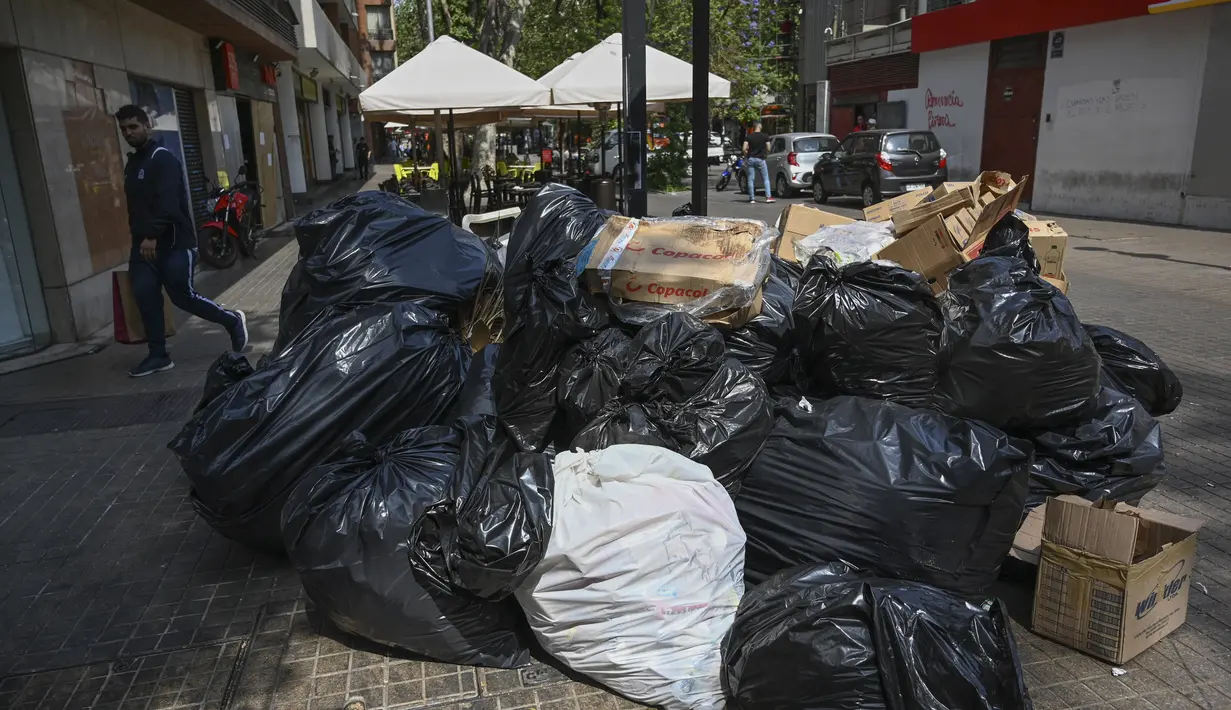 Tumpukan sampah terlihat di Santiago (14/11/2019). Demo yang semakin keras juga disertai aksi mogok nasional termasuk petugas sampah di negara kaya minyak di Amerika Selatan tersebut.  (AFP/Javier Torres)