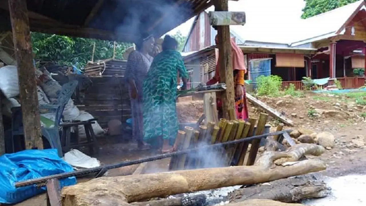 Lemang bambu, kuliner khas Sulsel yang wajib ada dalam perayaan Idul Fitri (Liputan6.com/ Eka Hakim)