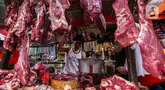 Aktivitas pedagang daging sapi di Pasar Kebayoran Lama, Jakarta saat melayani pembeli, Kamis (4/4/2024). (Liputan6.com/Angga Yuniar)